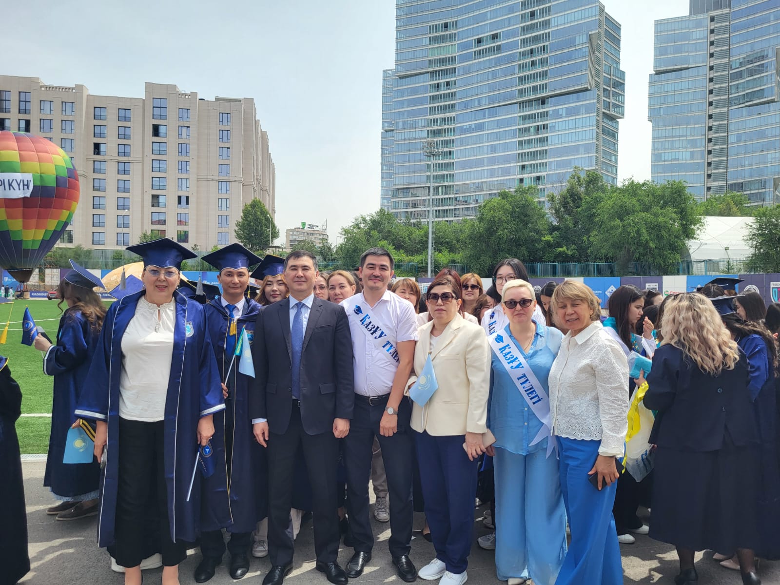 Graduates and faculty of the Faculty of Physics and Technology gathered at the KazNU "Alumni Parade". SDG 4